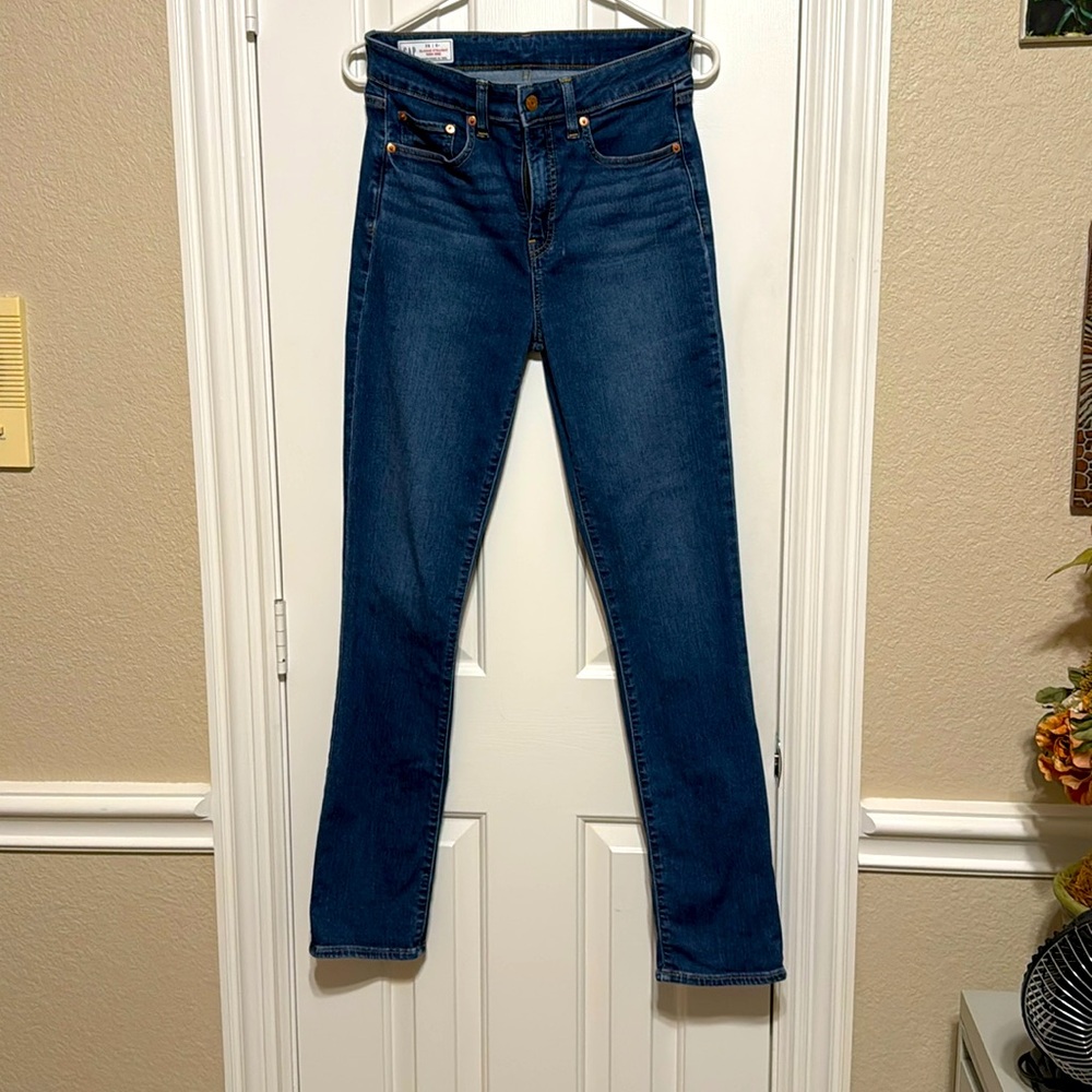 These jeans are like new. GAP SZ.6 L Classic Straight, high waisted.
